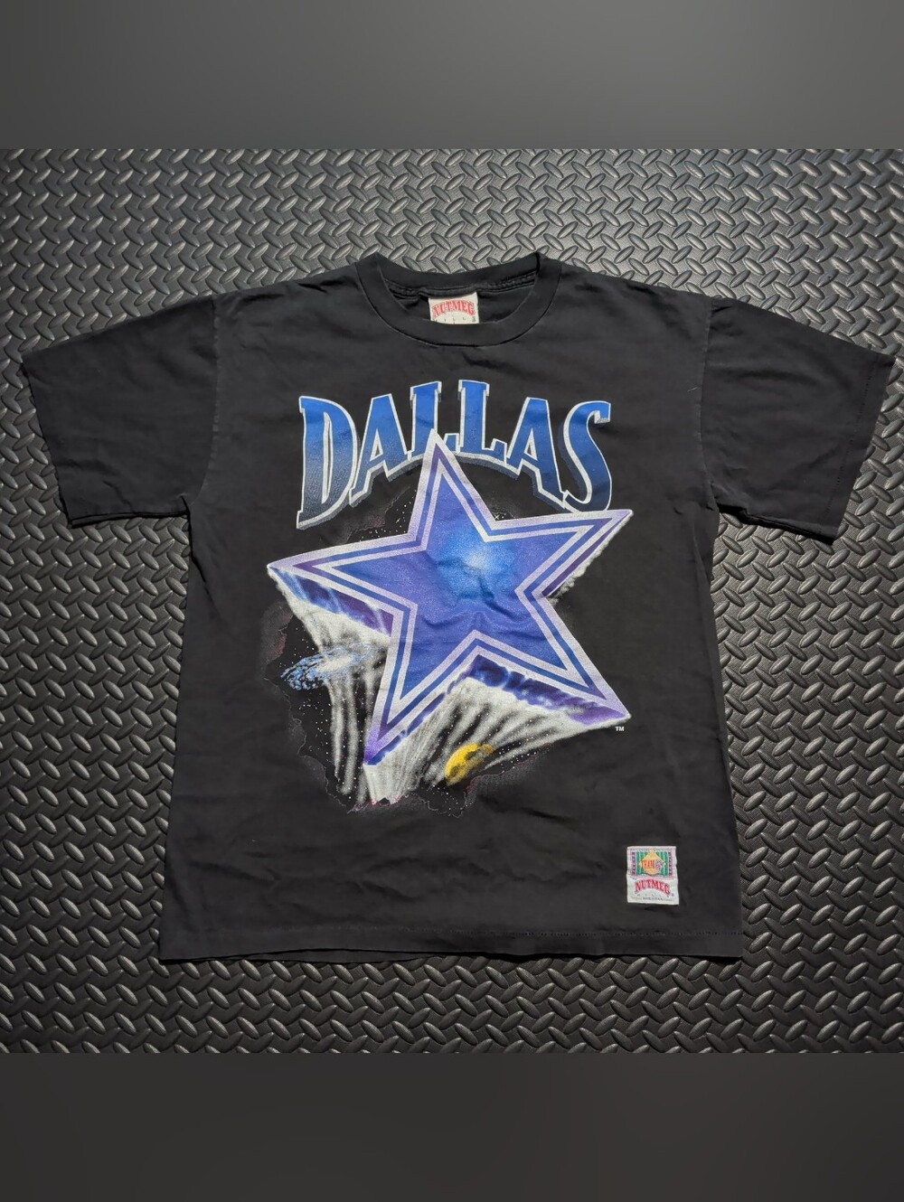 Vintage 1993 Nutmeg Mills Dallas Cowboys NFL graphic t-shirt size Large